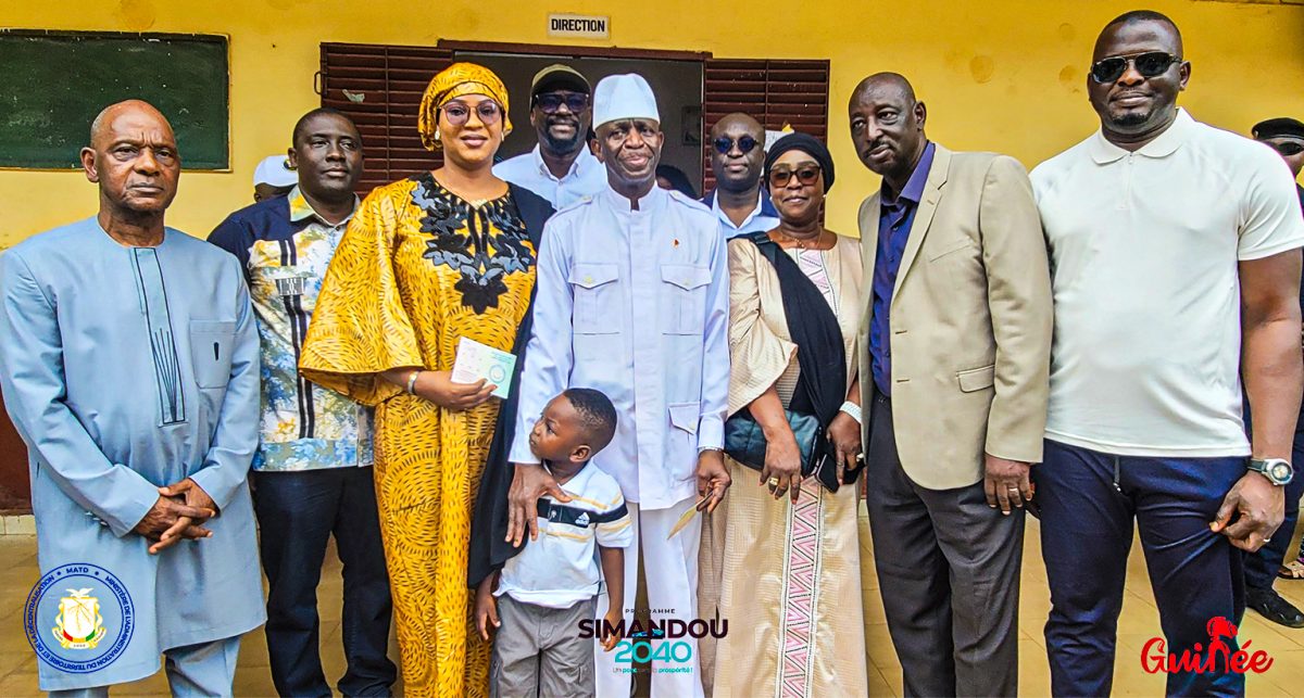 Vote référendaire: le Ministre de l’Administration du Territoire et de la Décentralisation, M. Ibrahima Kalil Condé, s’acquitte de son devoir civique
